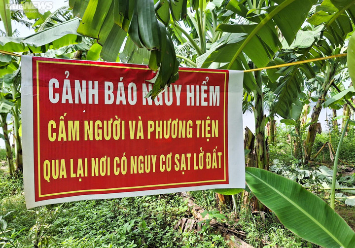 Chính quyền địa phương treo biển cảnh báo nguy hiểm.
