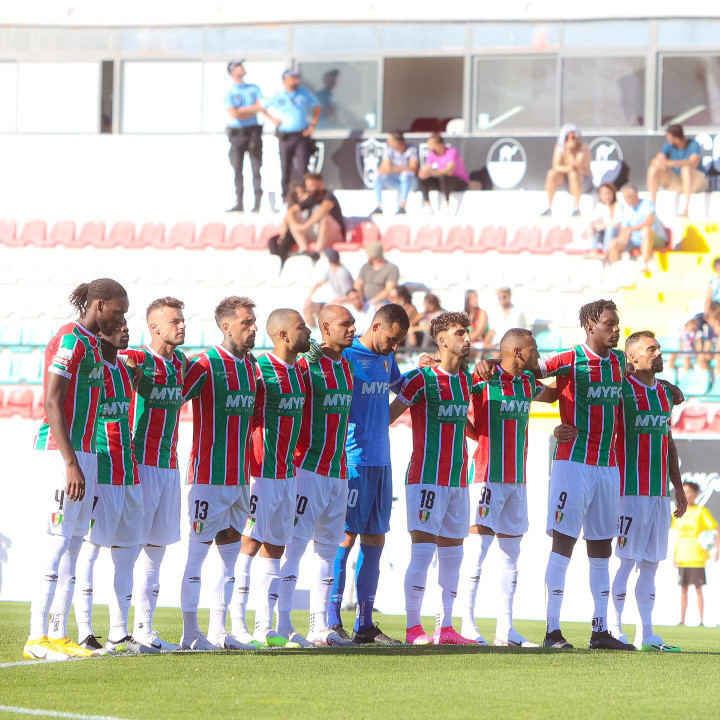 Các cầu thủ Estrela da Amadora dành phút tưởng niệm tiền đạo Paollo Madeira.