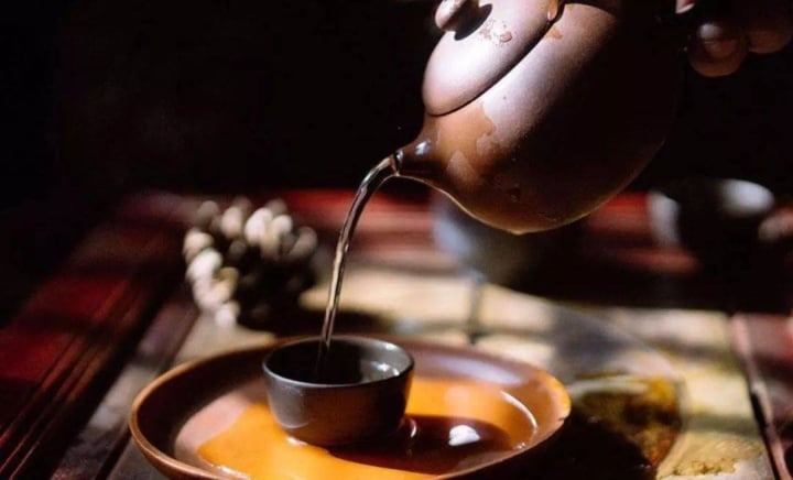 Uống trà không đúng cách sẽ gây hại cho sức khỏe (Nguồn Sohu)