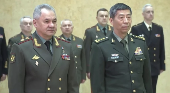 Bộ trưởng Quốc phòng Nga Sergei Shoigu và Bộ trưởng Quốc phòng Trung Quốc Lý Thượng Phúc. (Ảnh: Bộ Quốc phòng Nga)