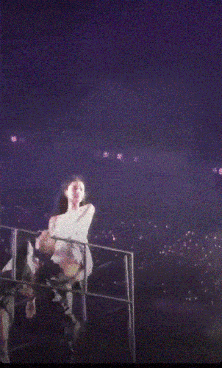 Jennie gặp sự cố với lan can lỏng lẻo.