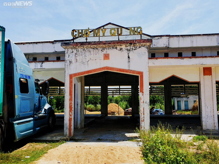 Chợ Mỹ Quang (Phù Mỹ) được xây dựng từ năm 2013 trên diện tích 1 ha, với vốn đầu tư gần 2 tỷ đồng cũng bị bỏ hoang hơn 10 năm nay, gây lãng phí.