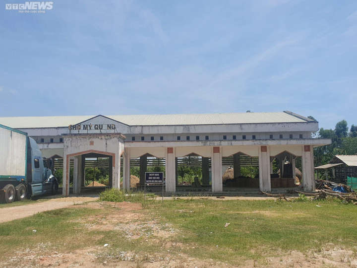 Theo nhiều người dân địa phương, người dân quen mua bán ở chợ Phù Mỹ thuận lợi hơn, hàng hóa nhiều, đa dạng hơn nên ít người vào chợ Mỹ Quang mua bán gây lãng phí ngân sách.