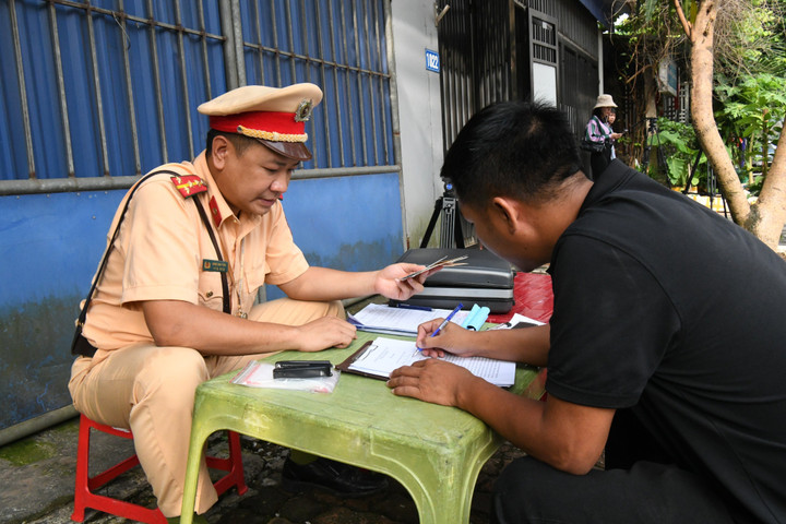CSGT lập biên bản người phi phạm.