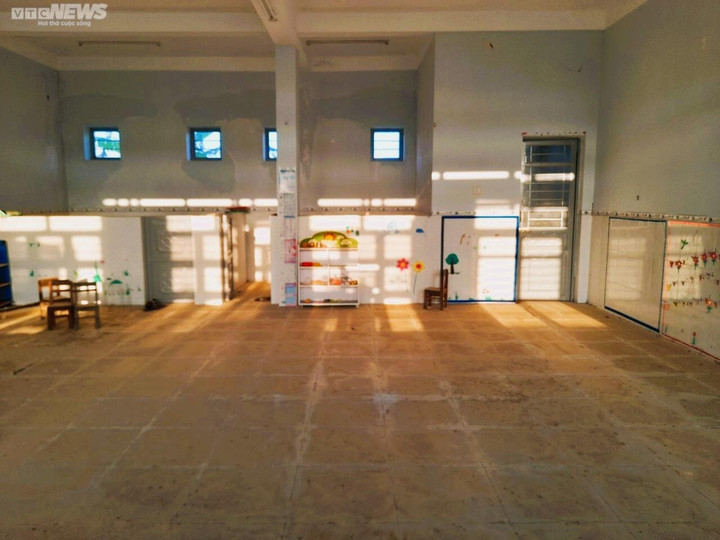 Lãnh đạo UBND Tx An Nhơn cho biết, vì lý do phụ huynh của con em trong khu vực đều đi làm ăn xa nên hầu hết đều cho con em đi học bán trú. Từ đó mới xảy ra tình trạng trường xây xong vẫn chưa đủ khả năng sử dụng vì không có học sinh.