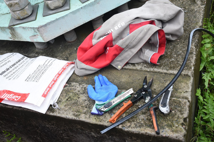 Tang vật của các đối tượng bỏ lại hiện trường khi bị cán bộ công nhân viên EVNHANOI phát hiện.