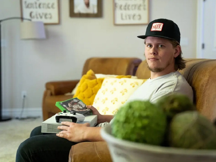 Trò chơi điện tử khiến Logan mất đi các mối quan hệ, học vấn và sức khỏe.