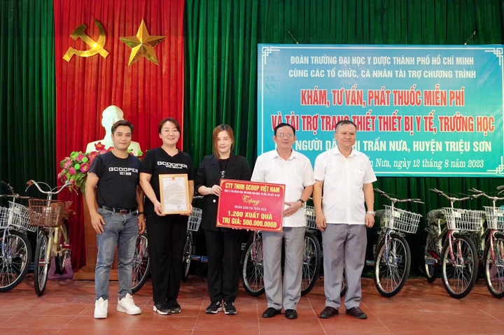 Bà Jung Jae Yung - Giám đốc kinh doanh Gcoop toàn cầu trao tặng 1200 phần quà trị giá 500 triệu đồng tại chương trình.