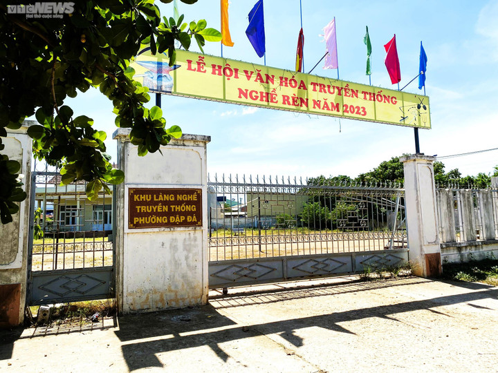 Nhà trưng bày sản phẩm làng rèn Tây Phương Danh (thị xã An Nhơn) do UBND phường Đập Đá làm chủ đầu tư, xây dựng trên khu đất rộng 1.000 m2 với tổng kinh phí đầu tư khoảng 2 tỷ đồng, từ nguồn hỗ trợ của tỉnh, thị xã, vốn đối ứng của địa phương và người dân đóng góp.