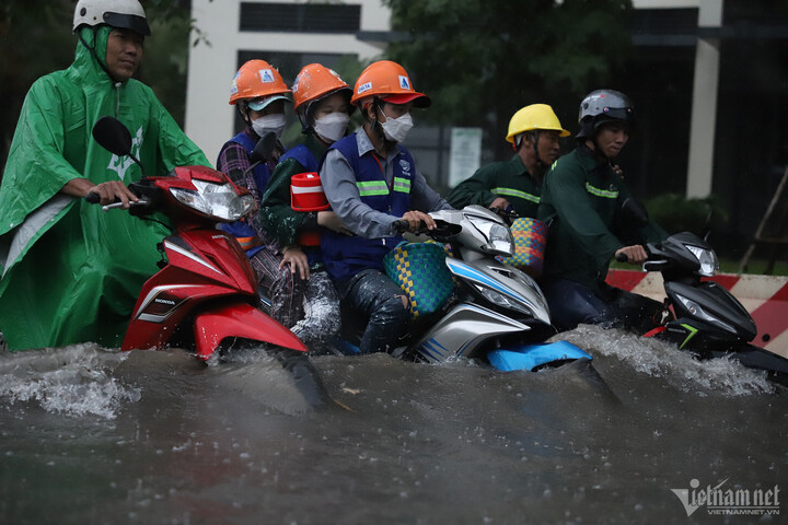 Tình trạng này còn xảy ra tại một số con hẻm, tuyến đường khác của TP Thủ Đức như Tô Ngọc Vân, Dương Văn Cam và các trục huyết mạch gần chợ Tăng Nhơn Phú...