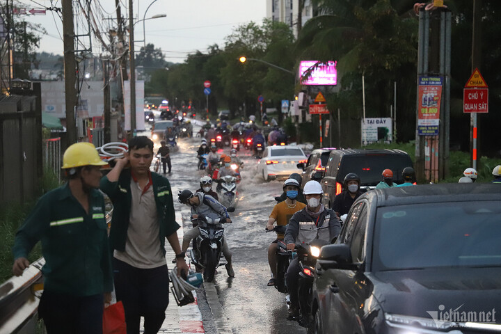 Nước rút khá chậm. Khoảng 18h, người dân vẫn phải di chuyển chậm.