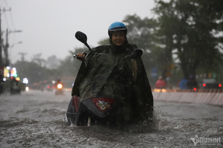 Cảnh tượng phố biến thành "sông" cũng diễn ra trên đường Nguyển Xiển, TP Thủ Đức. Khu vực ngập nặng nhất là đoạn gần chung cư Vinhomes Grand Park. Xe chết máy hàng loạt. Cảnh người dân loay hoay đẩy xe đi qua làn nước ngập khá phổ biến.