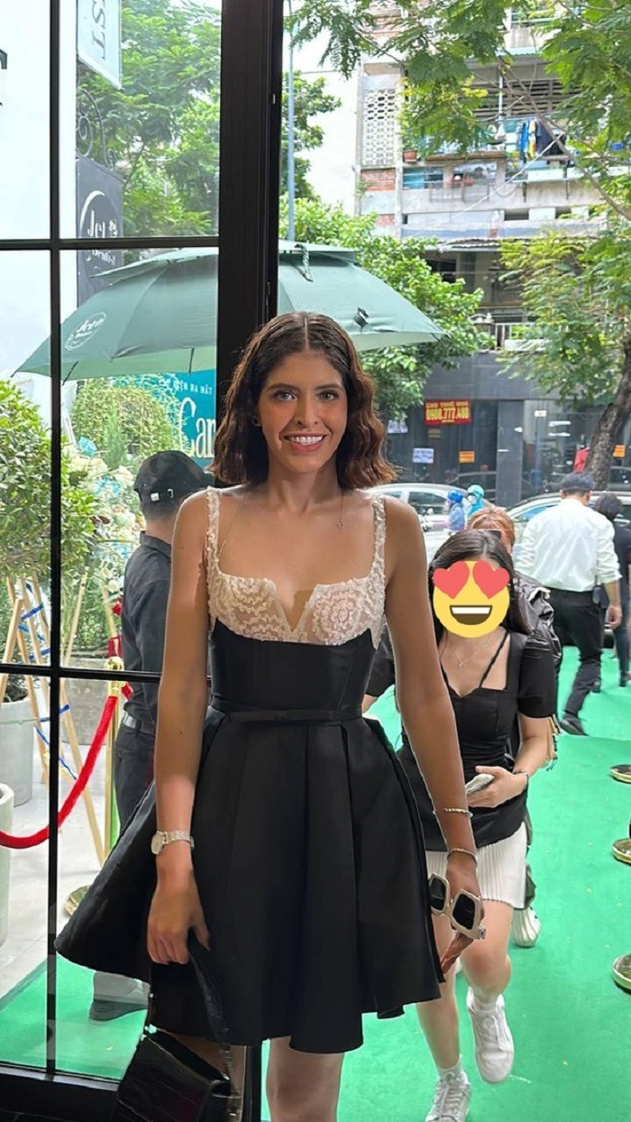 Việc người mẫu Andrea Aybar bị cắt hoàn toàn phần trình diễn khỏi tập 1 chương trình The New Mentor gây xôn xao cư dân mạng. Trước những đồn đoán không hay về sự việc, phía BTC cho biết vì thời lượng chương trình có hạn nên phần thi của một số thí sinh đã không được lên sóng.