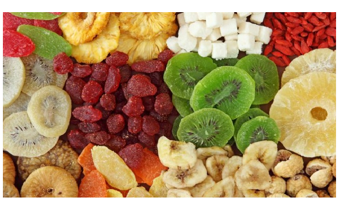 Tiêu thụ quá nhiều trái cây khô và nước trái cây sẽ dẫn đến lượng đường cao, làm tăng nguy cơ lên mụn.