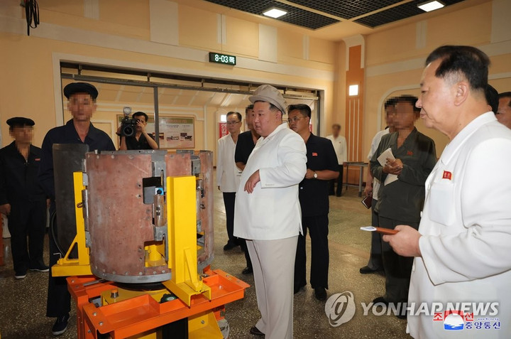 Lãnh đạo Triều Tiên Kim Jong-un thực địa tại một nhà máy sản xuất vũ khí. (Ảnh: Yonhap)
