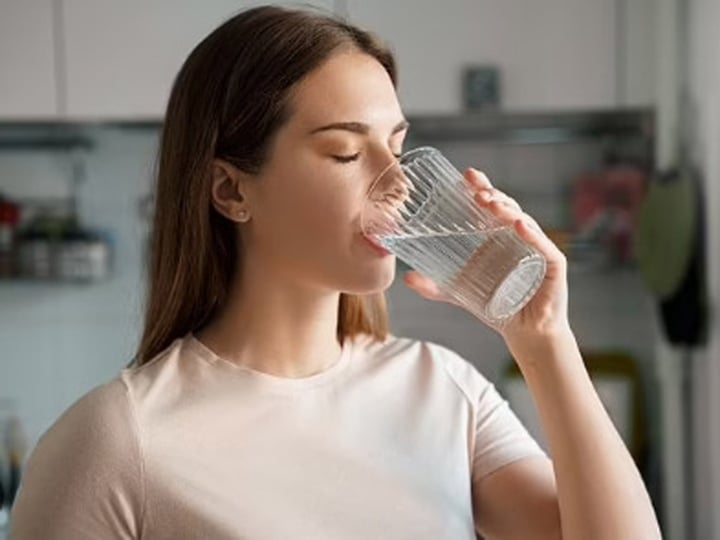 Uống đủ nước mỗi ngày và thực hiện chế độ ăn lành mạnh để kéo dài tuổi thọ. (Ảnh minh hoạ)