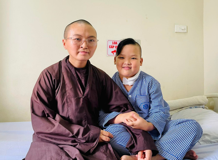 Sư cô Quỳnh Nghiêm bên Nhật Quỳnh suốt thời gian con nằm viện. (Ảnh: Như Loan)