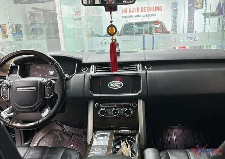 Bên trong chiếc xe sang sau khi sử dụng 10 năm. Ảnh: NVCC