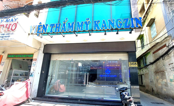 Sáng 15/8, cơ sở thẩm mỹ tại 368 Hùng Vương bố trí 2 nhân viên trực và nhận thông tin khách đến đăng ký dịch vụ làm đẹp.