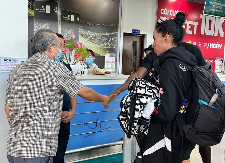 Bầu Đức (áo kẻ) đưa bạn gái tiền đạo Paollo ra sân bay về nước.