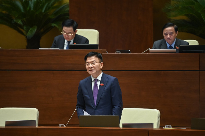 Bộ trưởng Tư pháp Lê Thành Long trả lời chất vấn, sáng 15/8.