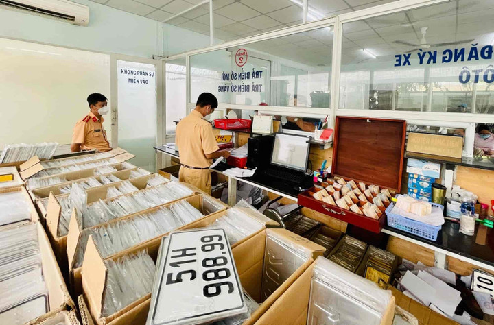 Thông tư 24 chính thức có hiệu lực, nhiều người vẫn chưa hết thắc mắc, trong những trường hợp nào chứng nhận đăng ký và biển số xe sẽ buộc phải thu hồi? (Ảnh minh họa: Thanh Niên)