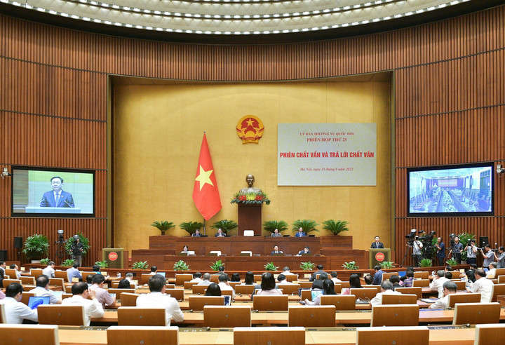 Toàn cảnh phiên chất vấn.