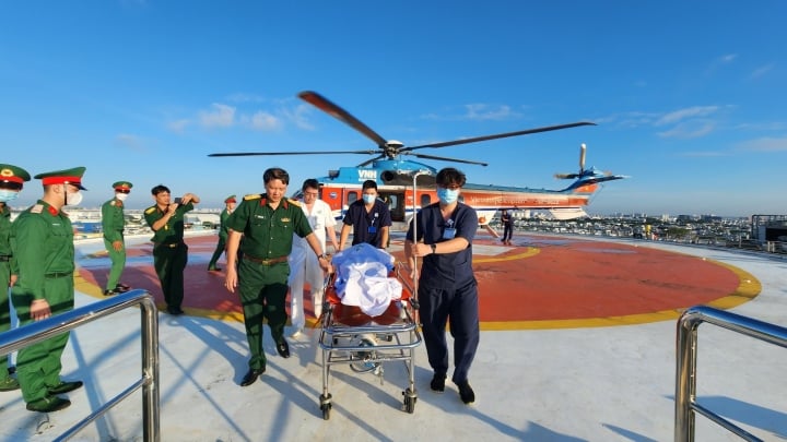 Trực thăng EC 225 đưa ngư dân từ đảo Phan Vinh về đất liền điều trị. (Ảnh: BVCC)