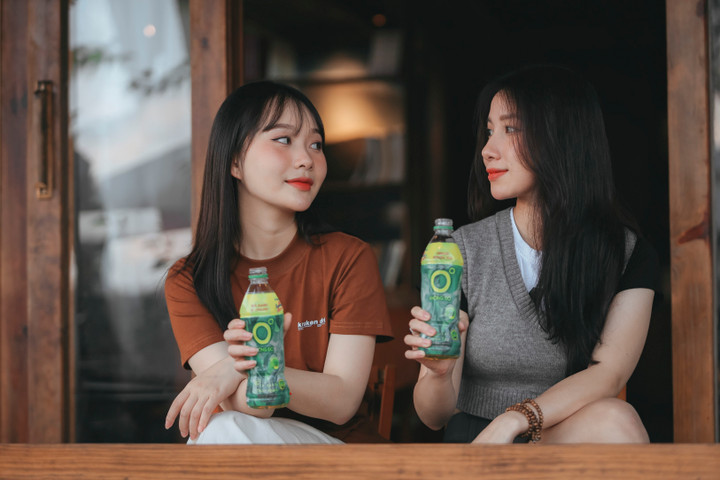 Nhiều người trẻ chọn Trà Xanh Không Độ để giải nhiệt cuộc sống trước áp lực công việc mỗi ngày.