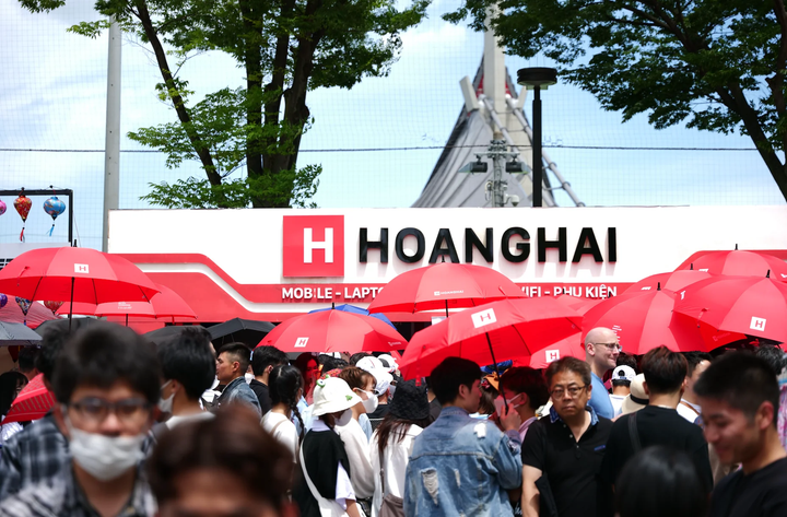Gian hàng của Hoàng Hải Mobile tại festival Lễ hội Việt Nhật - Tokyo 2023 thu hút đông đảo khách hàng nhờ chương trình ưu đãi khủng.