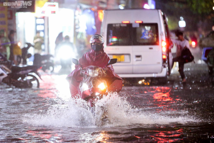 Đêm 15, ngày 16/8, khu vực Bắc Bộ, Thanh Hóa, Nghệ An có mưa rào và dông. (Ảnh: Ngô Nhung)