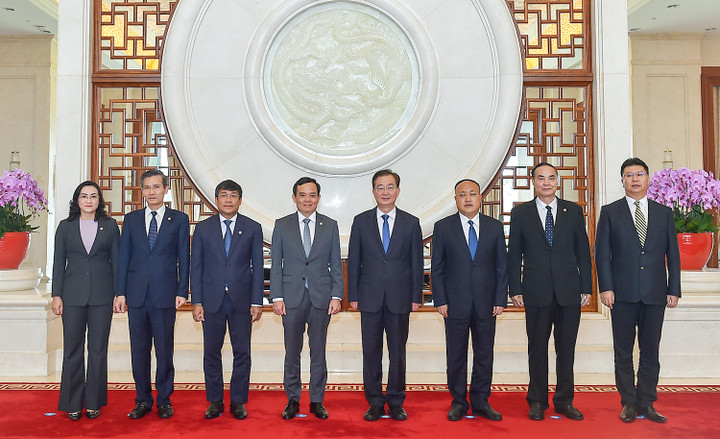 Thăm tỉnh Vân Nam, Trung Quốc, tham dự Lễ Khai mạc Hội chợ Trung Quốc - Nam Á lần thứ 7 và Hội chợ xuất nhập khẩu Côn Minh lần thứ 27, chiều 15/8, Phó Thủ tướng Trần Lưu Quang có cuộc tiếp với Bí thư Tỉnh ủy Vân Nam Vương Ninh.