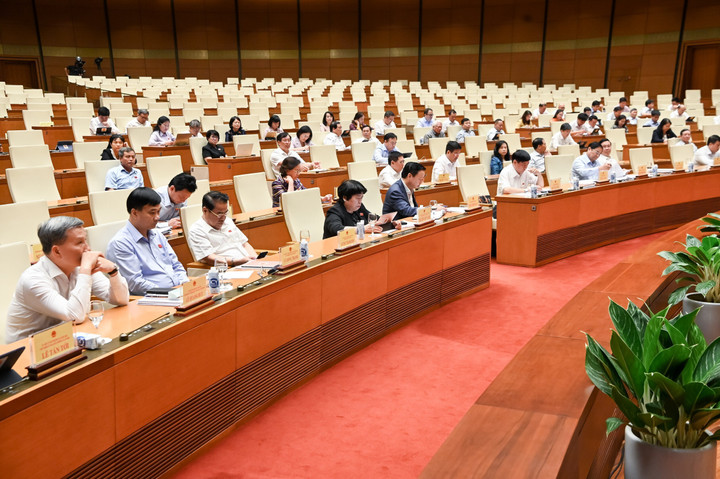 Các đại biểu tham gia phiên chất vấn tại hội trường Diên Hồng.