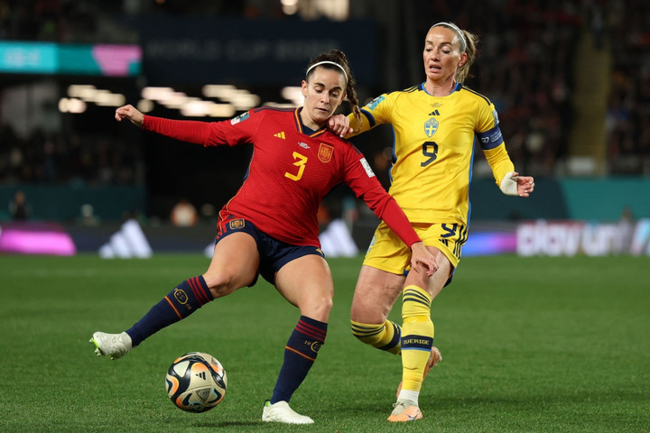 Tây Ban Nha giữ bóng tốt hơn Thụy Điển.