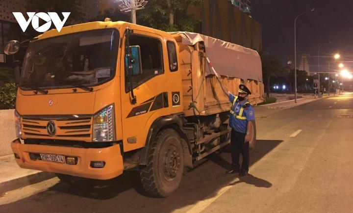 Lực lượng thanh tra giao thông Hà Nội xử lý vi phạm (Ảnh: Văn Ngân/VOV.VN)