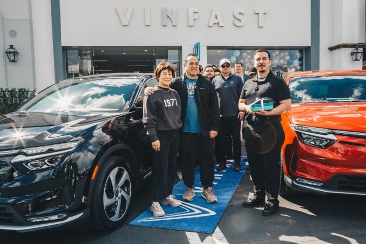 Những chiếc ô tô điện VinFast đầu tiên được bàn giao đến tay khách hàng Mỹ.