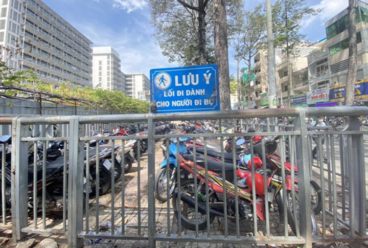 Loạt bãi giữ xe chiếm dụng vỉa hè trước các bệnh viện. (Ảnh: Hoàng Thọ)