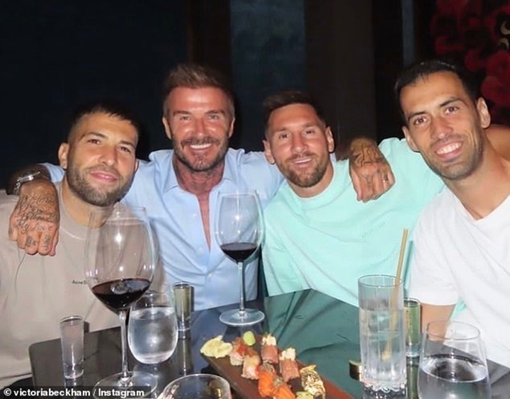 Victoria đăng ảnh chồng cùng các ngôi sao mới trong đội Inter Miami là Alba, Messi và Busquets (từ trái qua). Ảnh: IG.