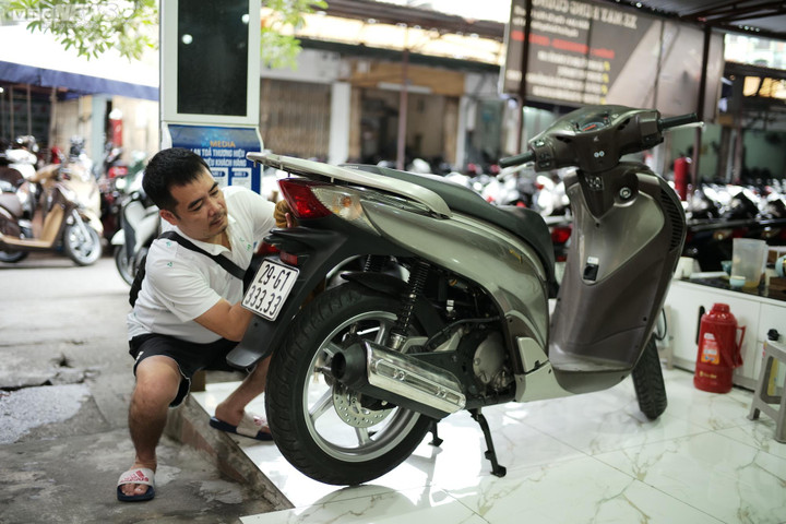 Chiếc xe Honda SH 150 bản nhập, biển ngũ quý 3 tại cửa hàng xe máy Hùng Cường.