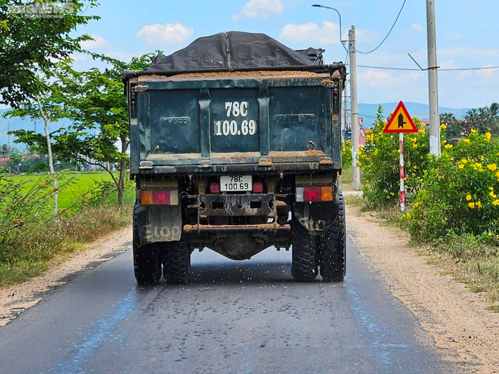 Bám theo chiếc xe tải chở rơi vãi nước và cát trên đoạn đường dài.