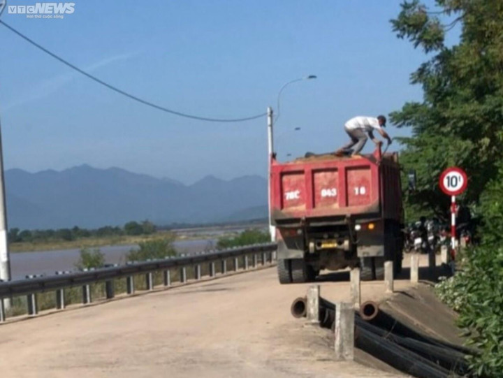 Mặc dù là đường cấm xe 10 tấn, nhưng xe tải có trọng lượng 15 tấn vẫn ngang nhiên chạy vào chở cát.