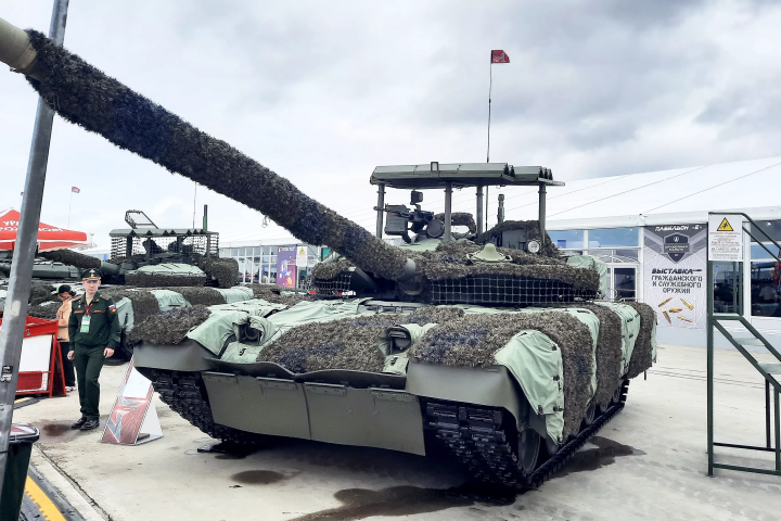 Xe tăng T-80 với giáp bảo vệ mới được giới thiệu tại Army-2023. (Ảnh:rg.ru)