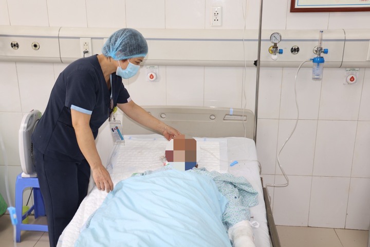 Nạn nhân vụ nổ đang được điều trị tại bệnh viện.