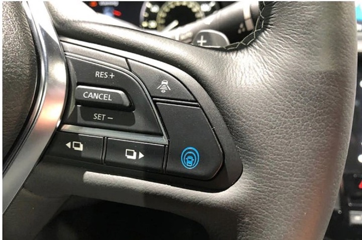 Nút bấm này kích hoạt hệ thống "ProPILOT" của Infiniti. Đây là hệ thống lái xe tự động của Infiniti có thể tự động đánh lái và điều khiển xe trong một khoảng thời gian ngắn.