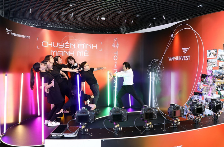 Khách tham quan thoả sức sáng tạo với công nghệ chụp hình bullet time hiện đại.