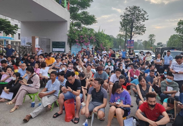 Bộ trưởng yêu cầu Hà Nội dứt khoát không để tái diễn cảnh phụ huynh xếp hàng nộp hồ sơ xin học trong năm tới.