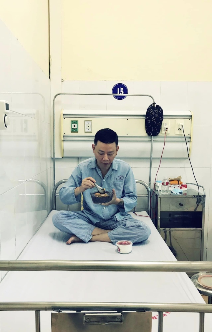 Diễn viên Tùng Dương chia sẻ hình ảnh trong bệnh viện.