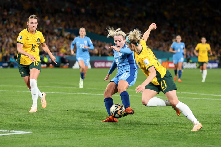 Hàng thủ Australia mắc sai lầm.