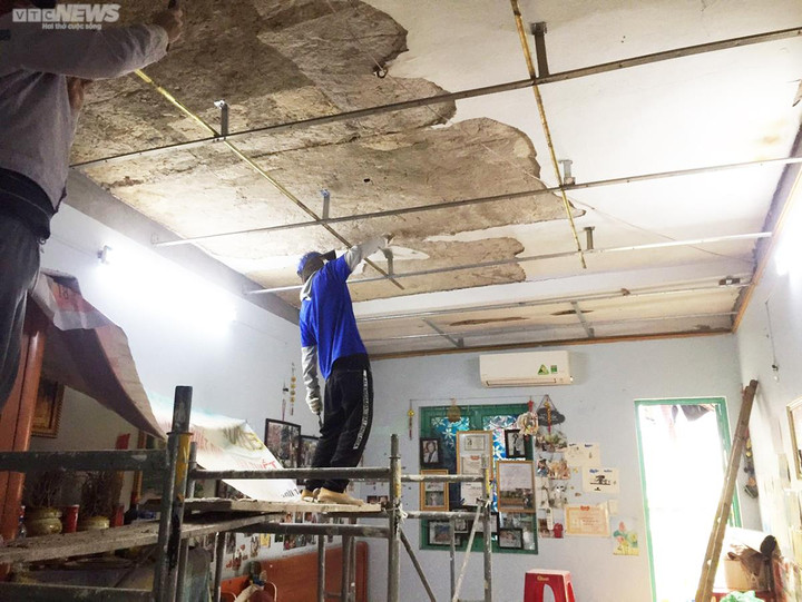 Không chỉ hành lang, đầu năm nay, gia đình con gái bà Mỳ (cùng ở khu chung cư này) đang ngồi ăn cơm thì bê tông trên trần nhà rơi xuống, rất may không ai bị sao. Cả nhà phải lấy cây chằng chống tạm vài ngày. Thời điểm đó là giáp Tết Nguyên đán nên con gái bà phải tự bỏ tiền thuê thợ sửa chữa.