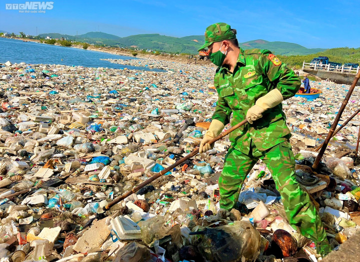 Ngay sau lễ phát động, việc thu gom rác, dọn vệ sinh được triển khai tại 3 khu vực gồm: Cảng cá Sa Huỳnh, đầm nước mặn và khu đồng muối Sa Huỳnh (phường Phổ Thạnh). Đặc biệt, trong số 3 địa điểm này, đầm nước mặn Sa Huỳnh được xem là điểm "nóng" về ô nhiễm môi trường suốt hơn 5 năm qua mà Báo điện tử VTC News từng phản ánh.